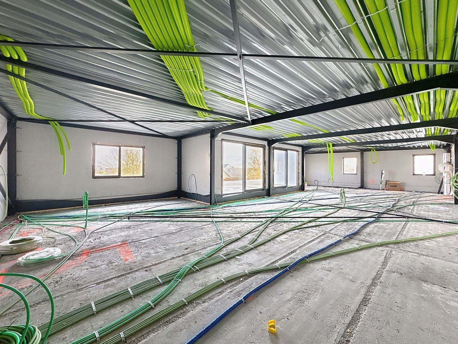 NB BEDRIJFSPAND bestaande uit MAGAZIJN met TOONZAAL/BURELEN en casco LOFT-APPARTEMENT met groot TERRAS. Op ambachtelijke zone "Schatting" te Zedelgem foto 11