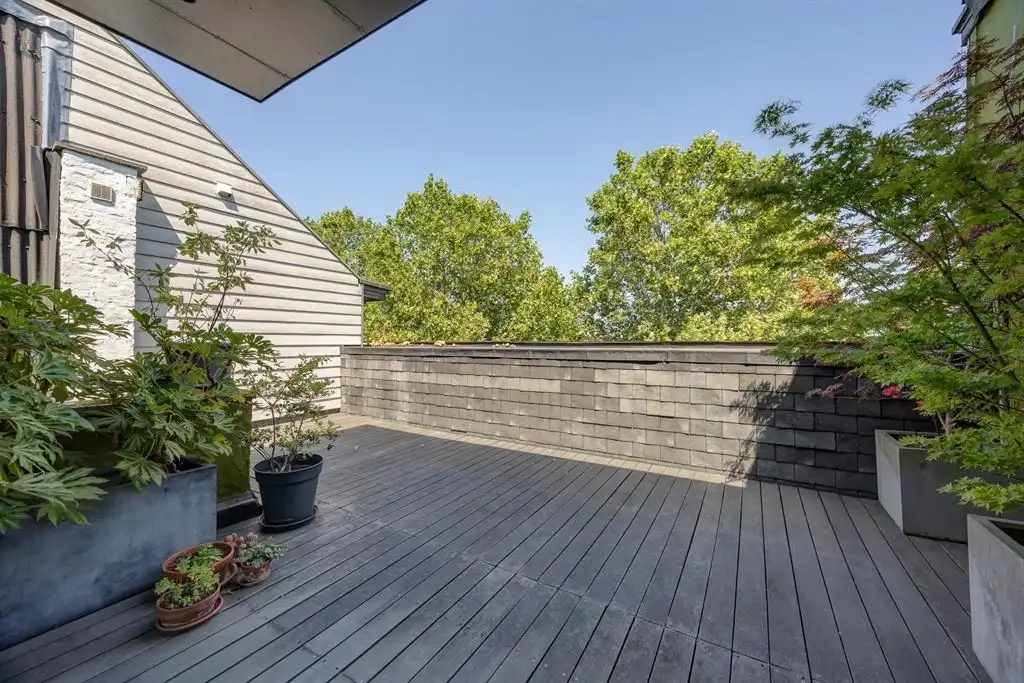 Unieke woning met eclectische gevels en dakterras foto 2