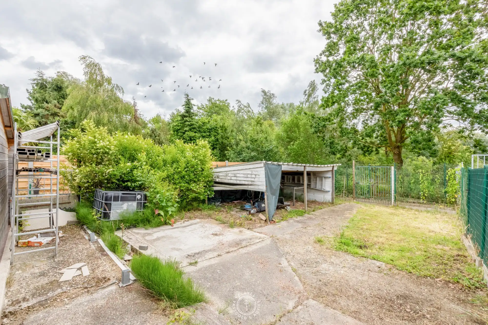 Gezinswoning met praktische indeling en ruime tuin foto 3