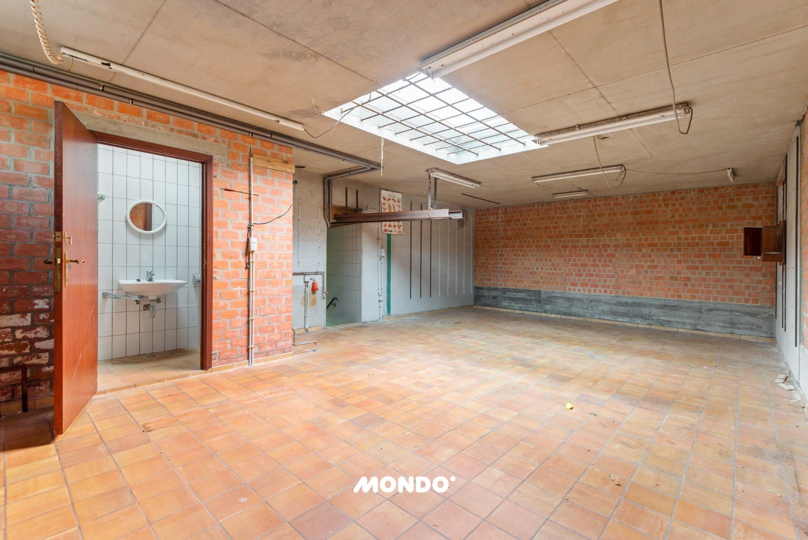 Veelzijdig handelspand met twee duplex appartementen in hartje Willebroek — uitstekende commerciële ligging. foto 19