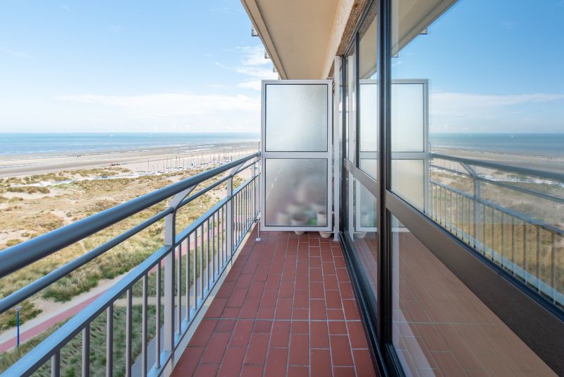 Prachtig gerenoveerd 1-slaapkamer appartement met frontaal zeezicht te koop foto 3
