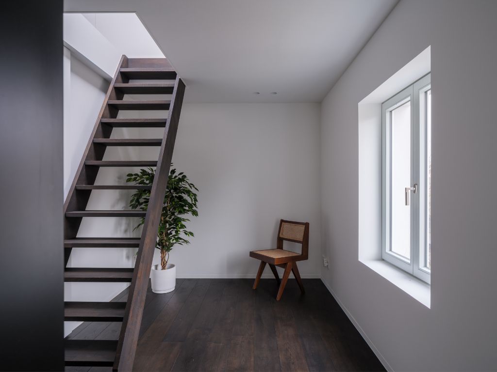 Penthouse gelegen op de tweede verdieping van een reconversie van een herenwoning naar kantoor en 2 appartementen. (2016, Element Architecten). foto 16