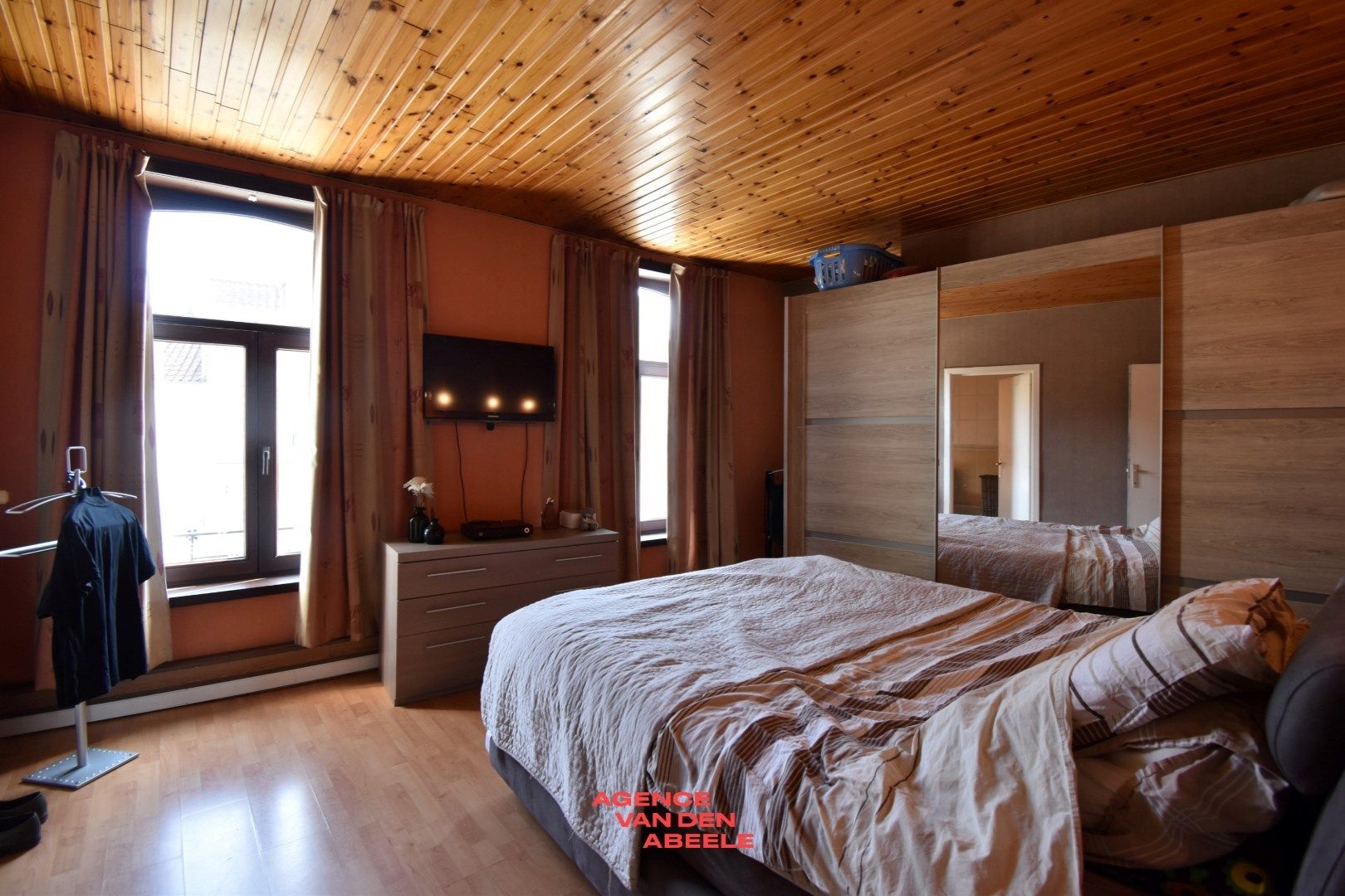 Handelspand bestaande uit eethuis met café en privé woonst foto 23