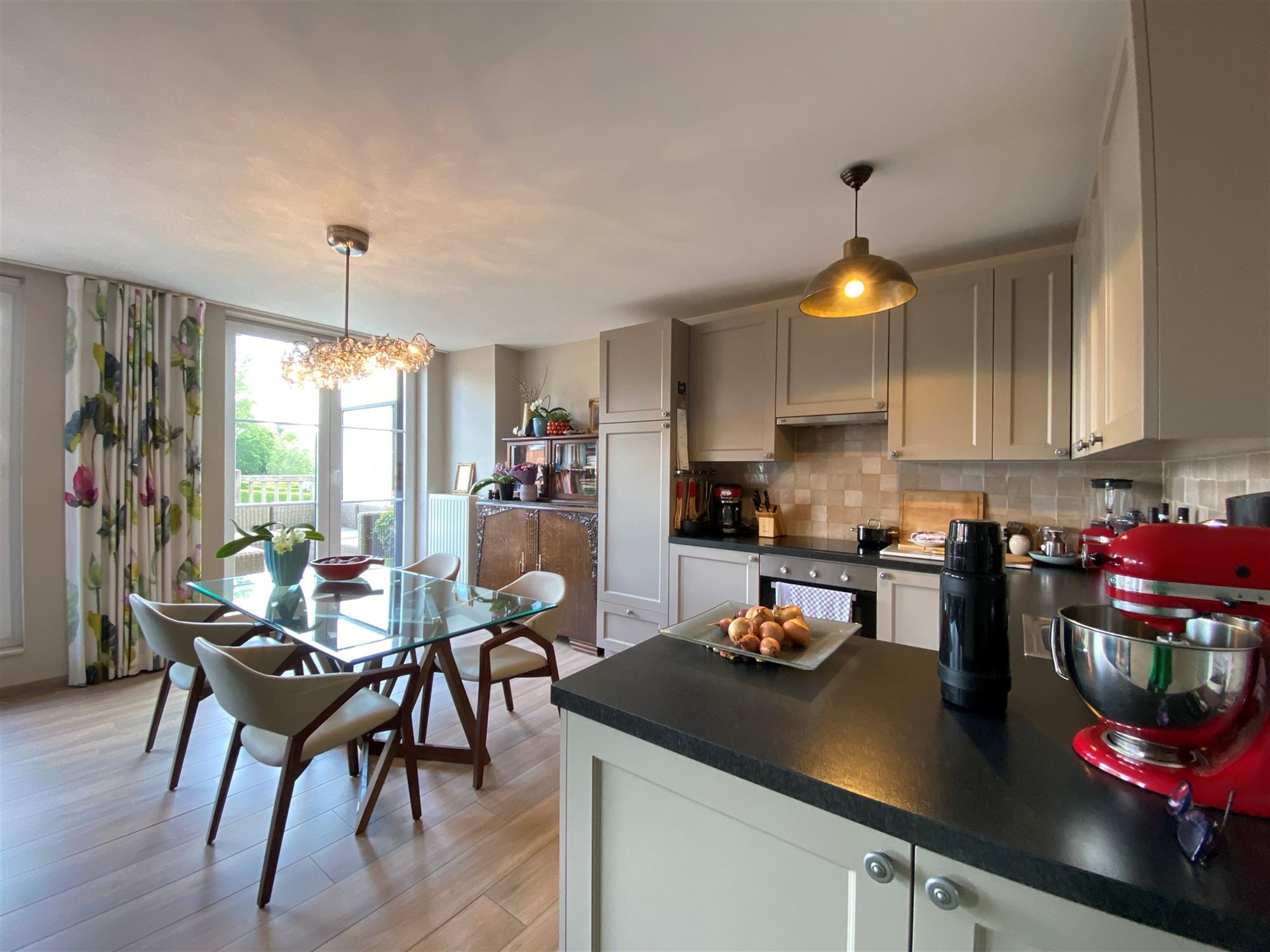 Mooi afgewerkt 2-slpk appartement te Kaprijke met 2 terrassen en ondergrondse staanplaats en berging foto 4