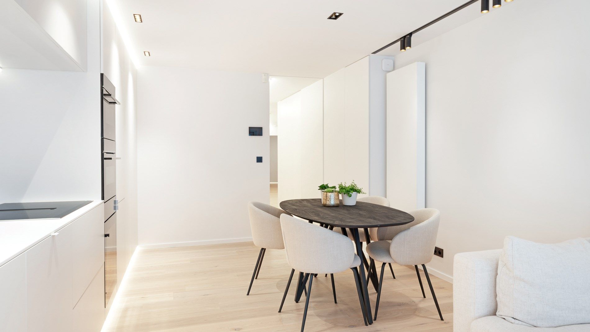Subliem gerenoveerd appartement aan de Zeedijk foto 6