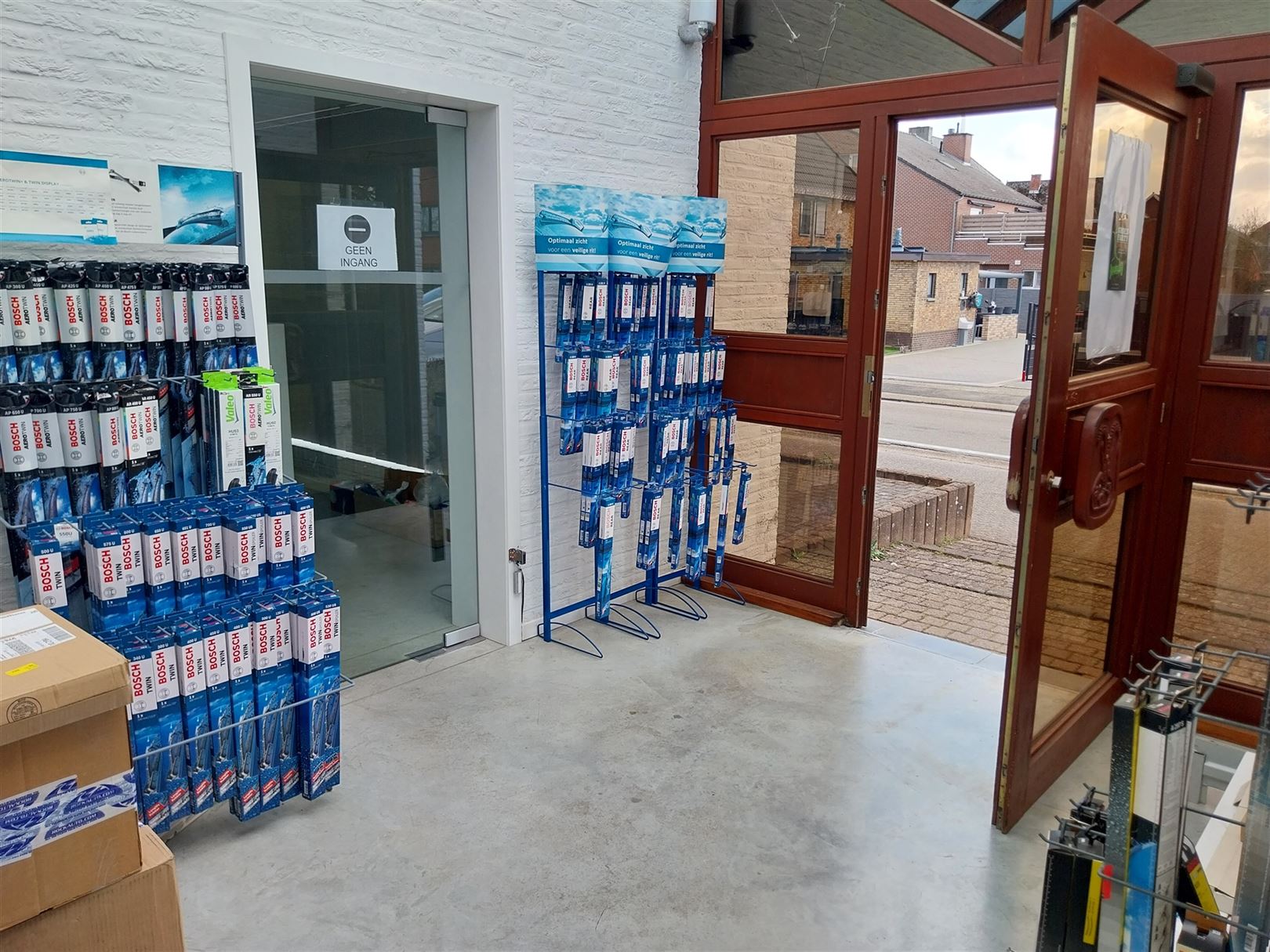 TE HUUR: Handelspand met ruim magazijn op gunstige locatie in Heusden!  foto 7