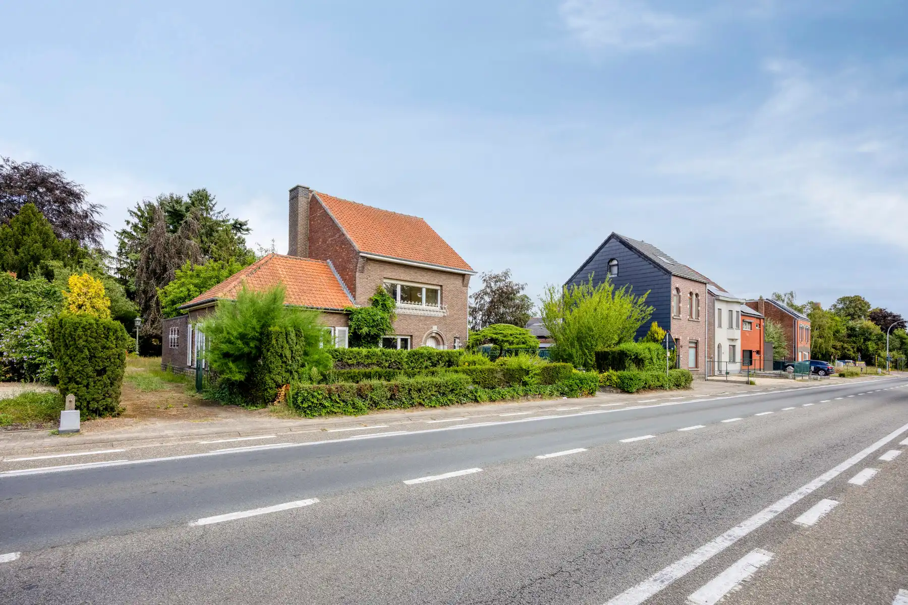 Open bebouwing met aangename tuin op strategische locatie foto 3