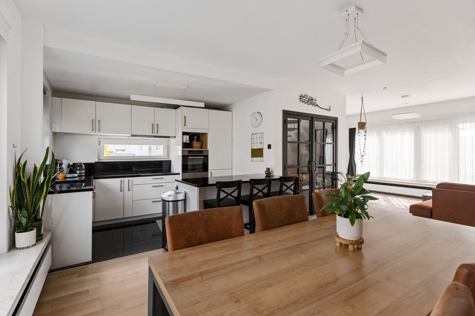 Ruime bel-étage met 4 slaapkamers en gezellige tuin foto 7