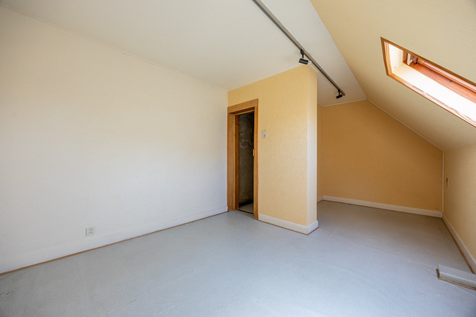 Te renoveren woning met uitweg en garage  foto 11