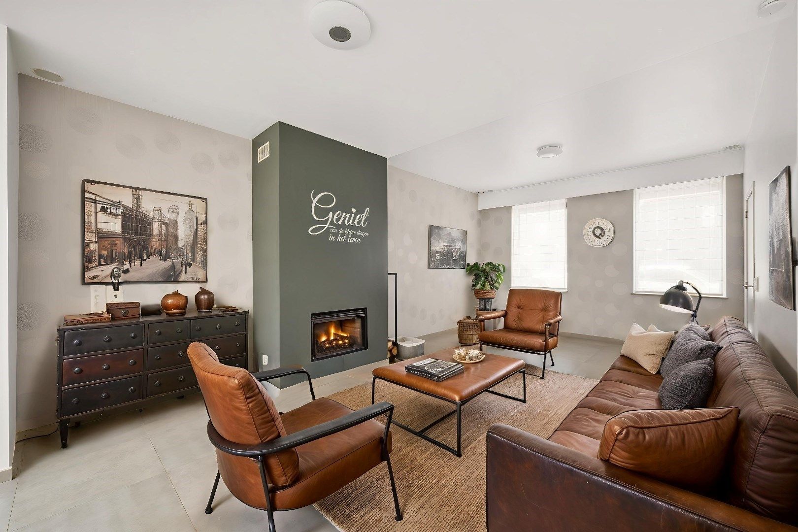 Kwalitatief gerenoveerde rijwoning met tuin, 3 slaapkamers en 2 badkamers op toplocatie in Menen foto 2