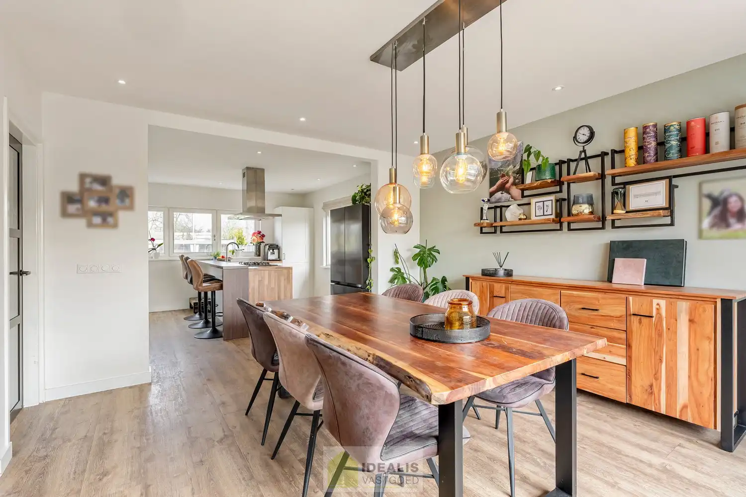 Recent gerenoveerde en perfect onderhouden eengezinswoning met lichtrijke leefruimte, praktisch uitgeruste keuken, 3 slaapkamers, knappe badkamer en knap bijgebouw! foto 15