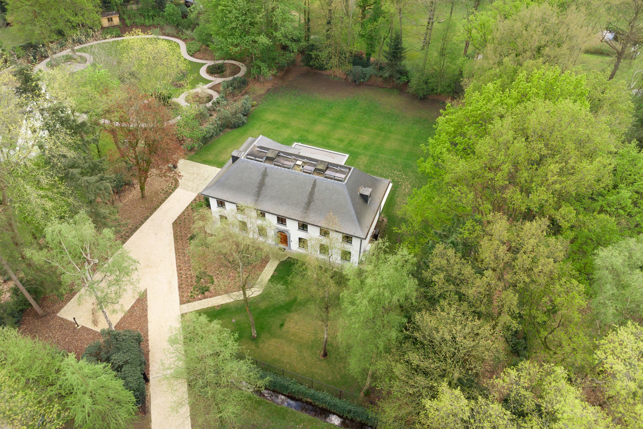 BRASSCHAAT - Volledig vernieuwde villa in doodlopende straat foto {{pictureIndex}}