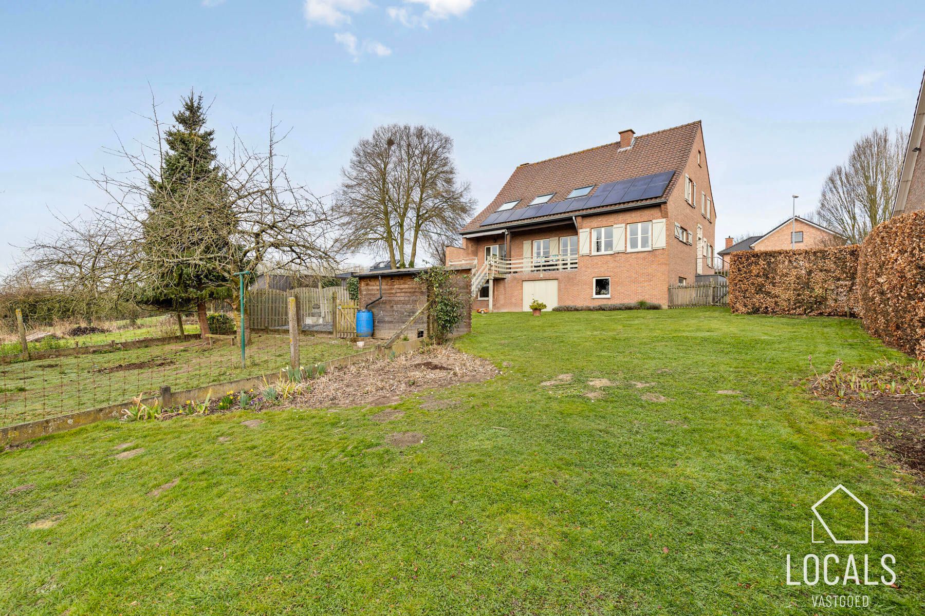 Ruime woning met 5 kamers, 2 garages en prachtig uitzicht foto {{pictureIndex}}
