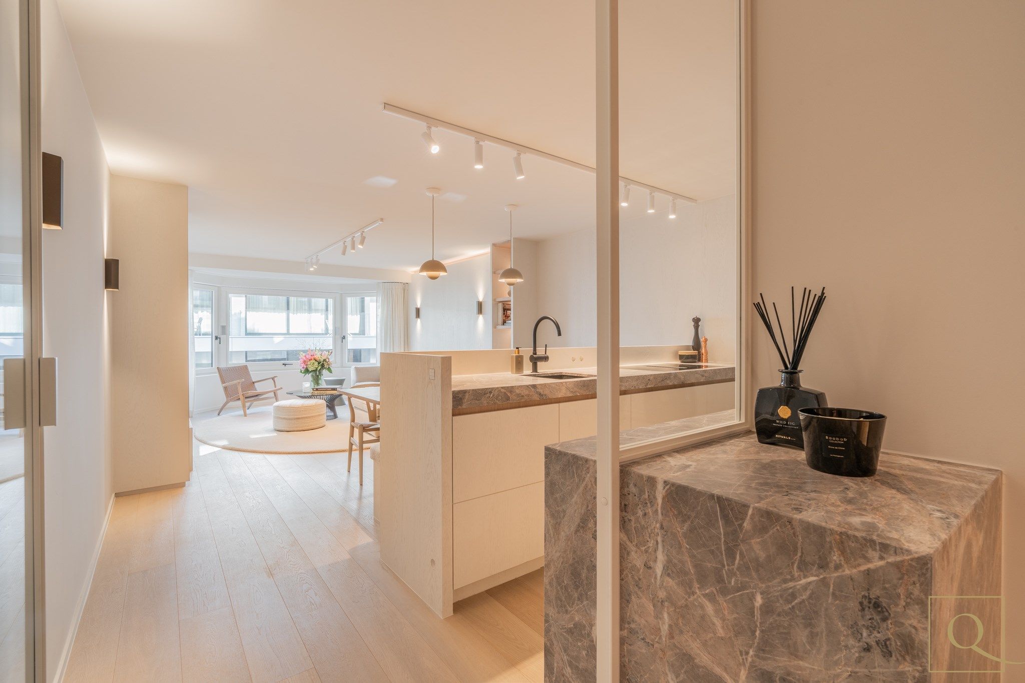 Zeer luxueus gerenoveerd appartement met oog voor detail genietend van zijdelings zeezicht. Ideaal gelegen nabij het Lichttorenplein en de Kustlaan. foto 1