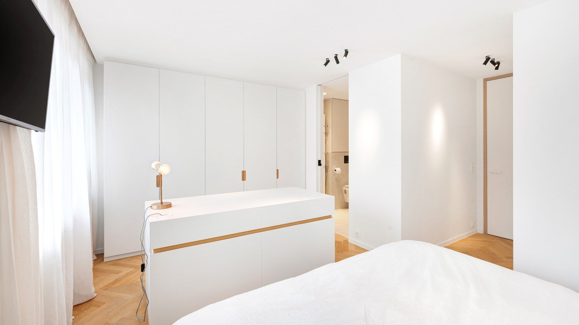 Luxueus vernieuwd appartement op de Zeedijk vlakbij het Rubensplein te Albertplage. foto 15