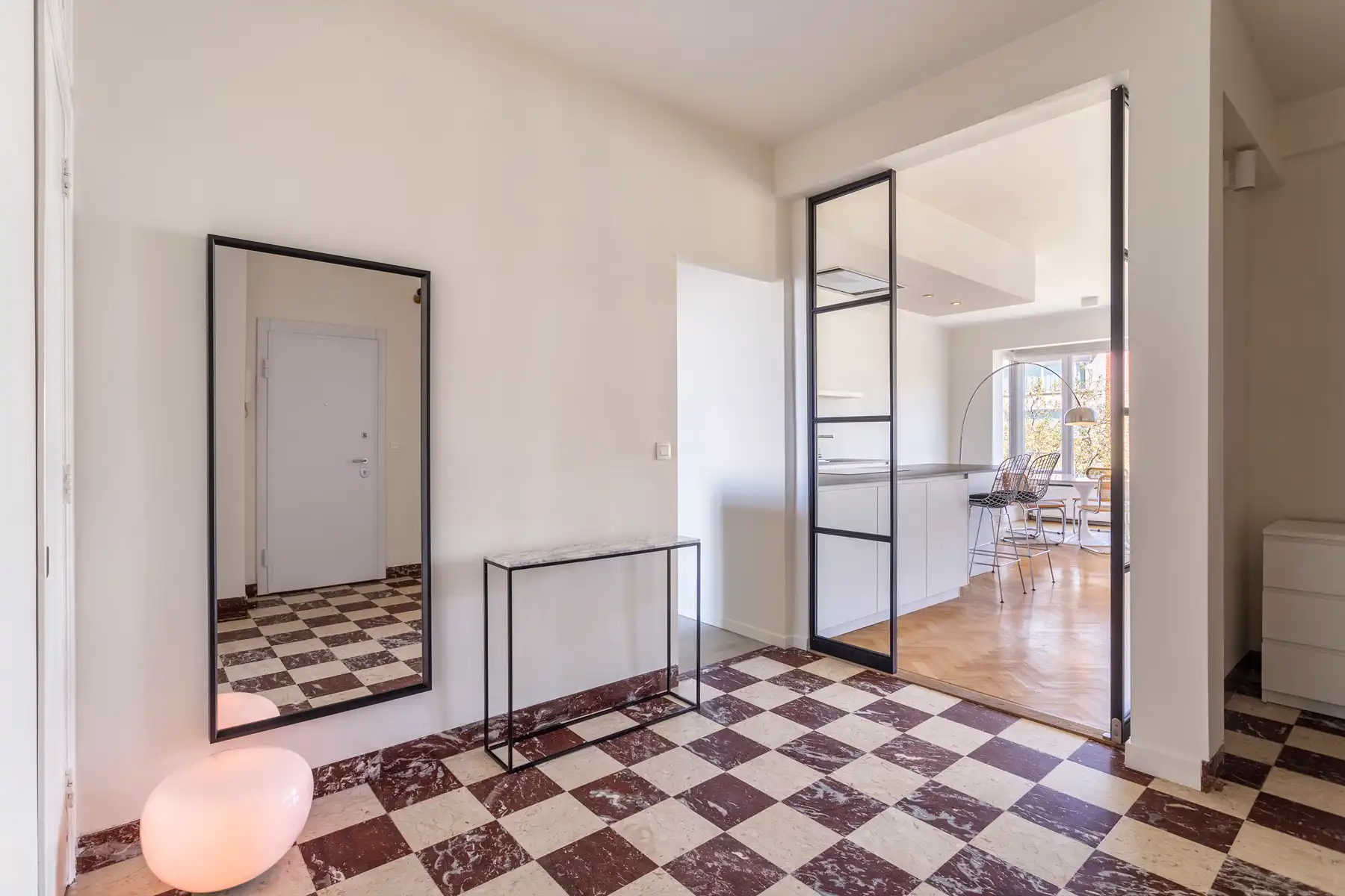 Ruim en lichtrijk appartement met terras op toplocatie! foto 8