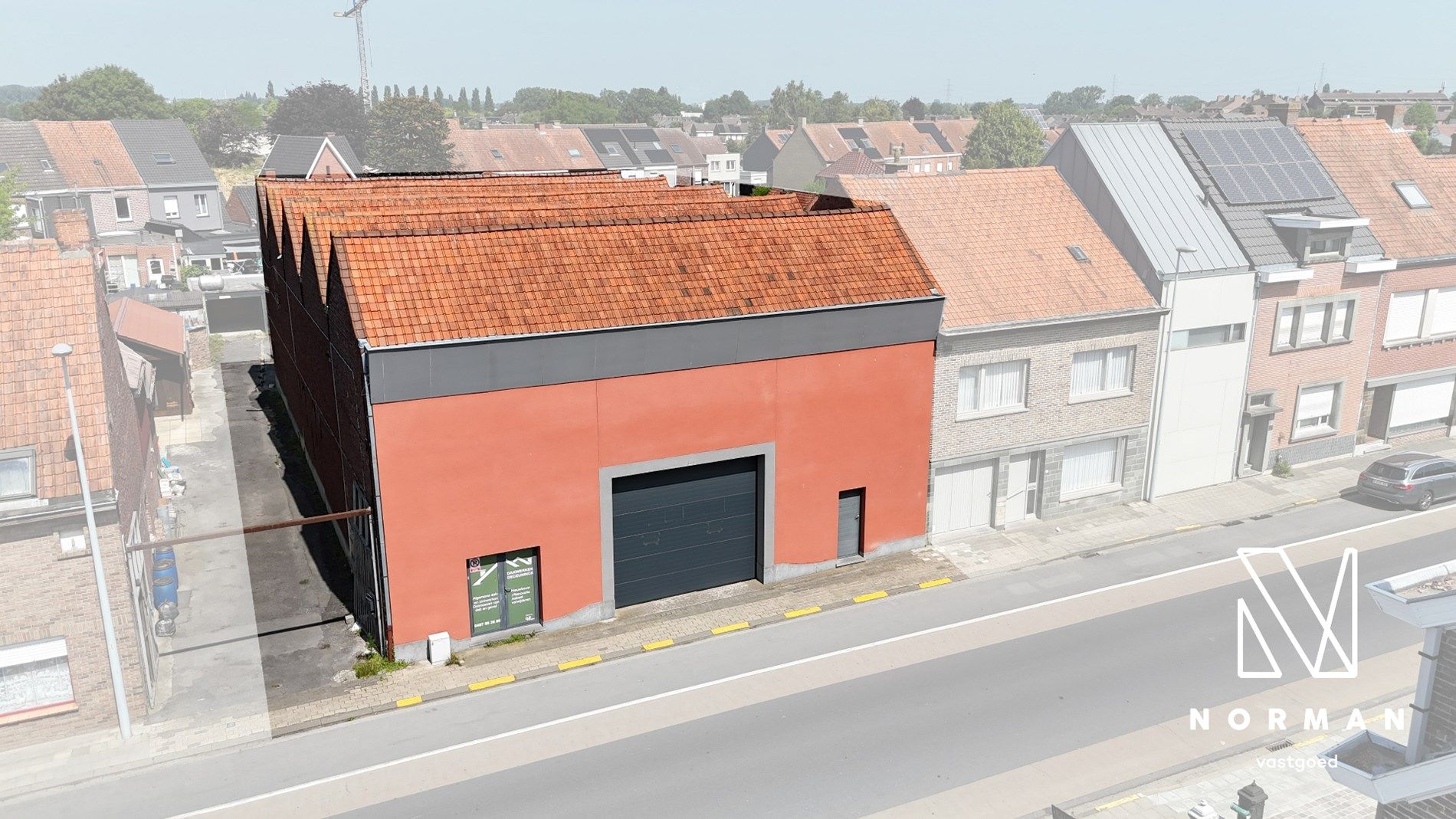 Ruim magazijn met dubbele toegang en uitweg te Kuurne foto {{pictureIndex}}