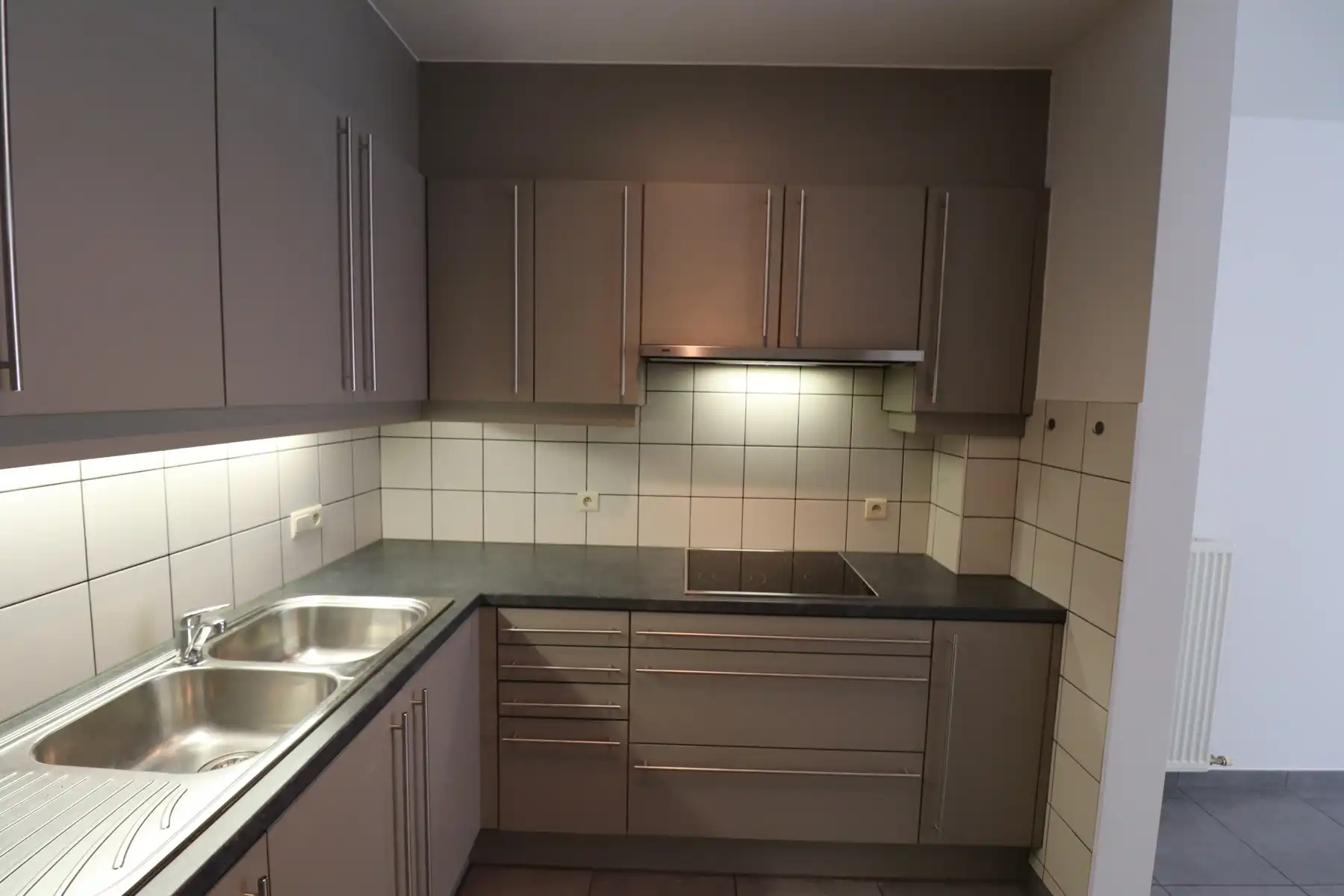 Gelijkvloers 2-slaapkamerappartement met terras en garage. foto 7
