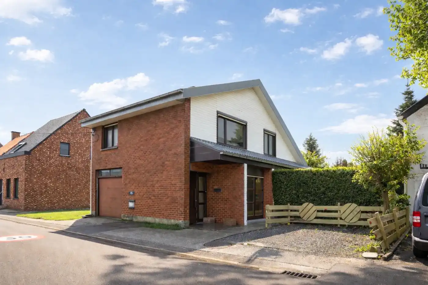 Karaktervolle deels te renoveren woning met veel potentie foto {{pictureIndex}}