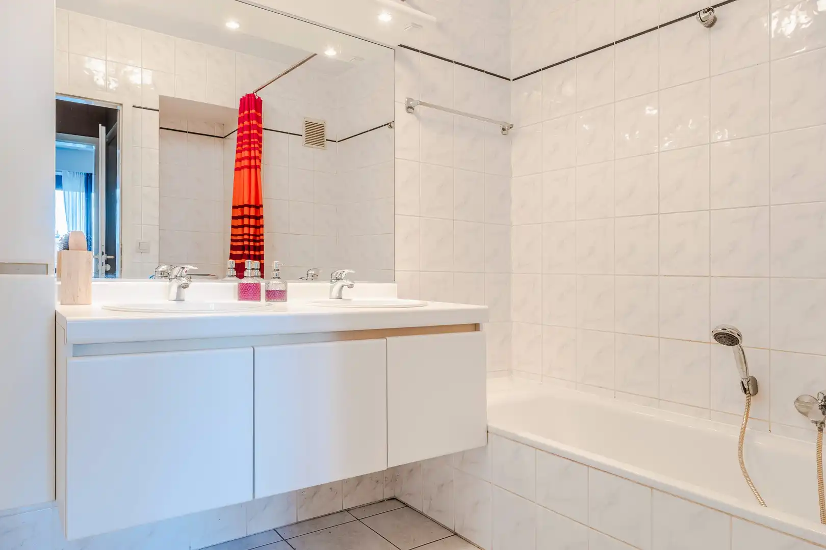 Centraal en rustig gelegen appartement met garage foto 16