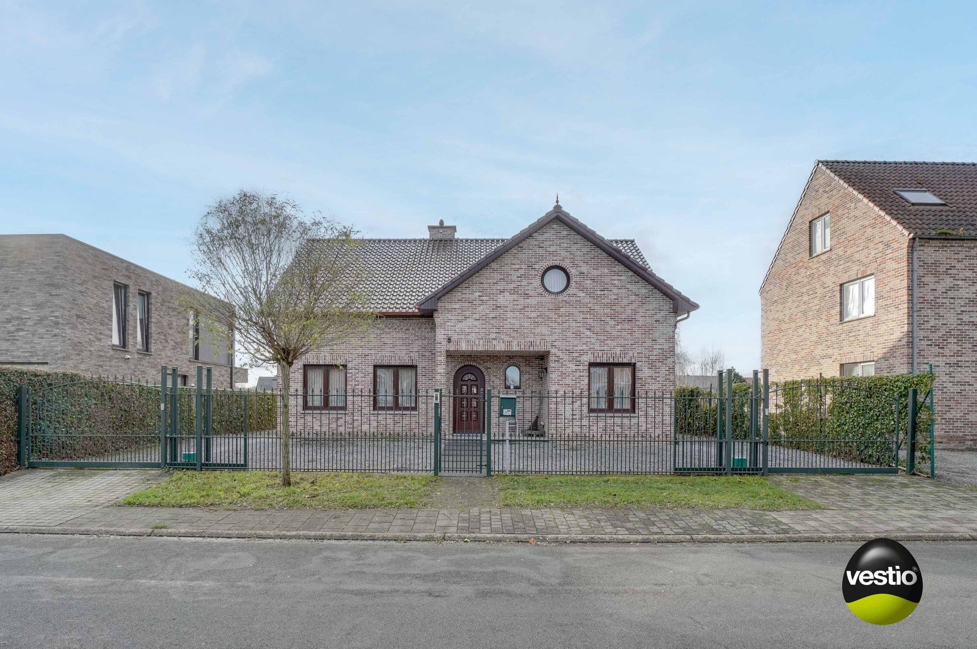 LANDELIJKE WONING MET RUIME GARAGE OP RUSTIGE LOCATIE TE OPOETEREN foto 3