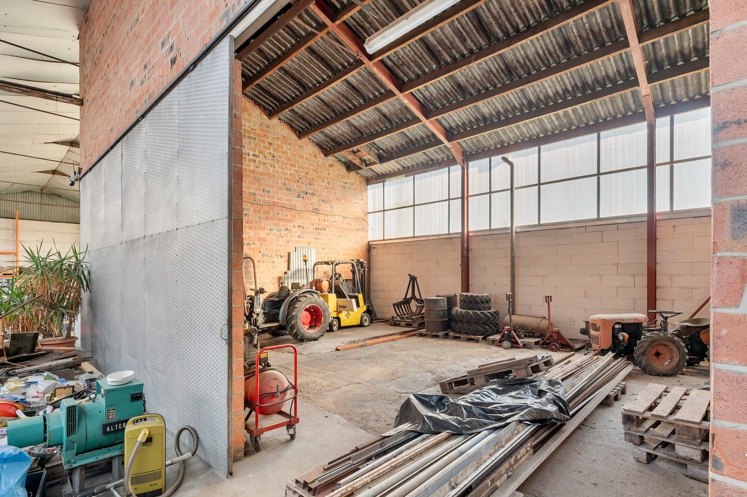 Ruime open bebouwing met loods en garages op ca. 1,7 ha – landelijke ligging in agrarisch gebied. foto 19