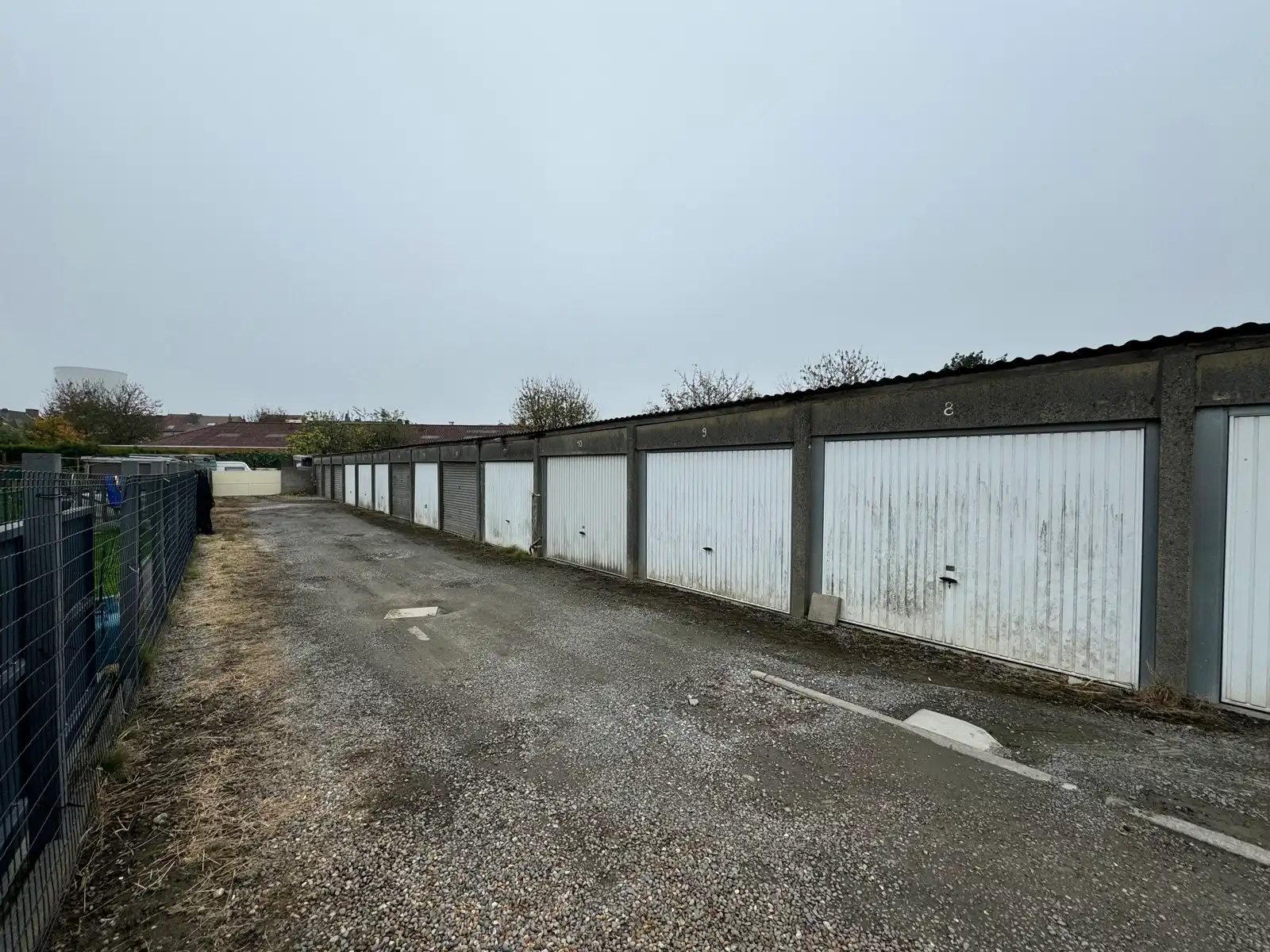 Garagecomplex met 12 gesloten garageboxen foto {{pictureIndex}}