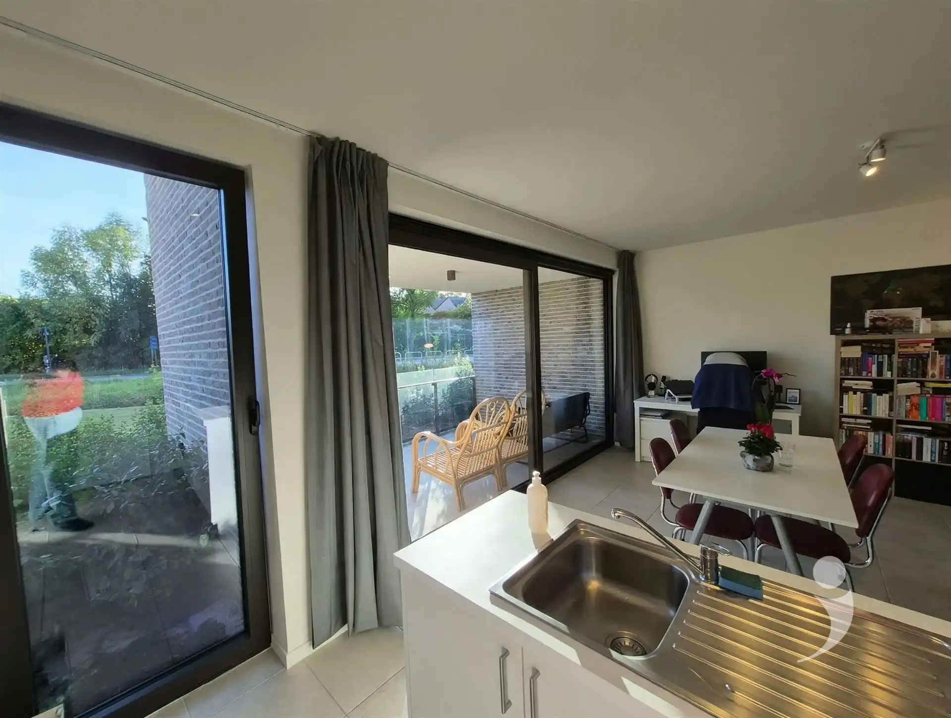 Recent gelijkvloers appartement met staanplaats voor de wagen foto 8