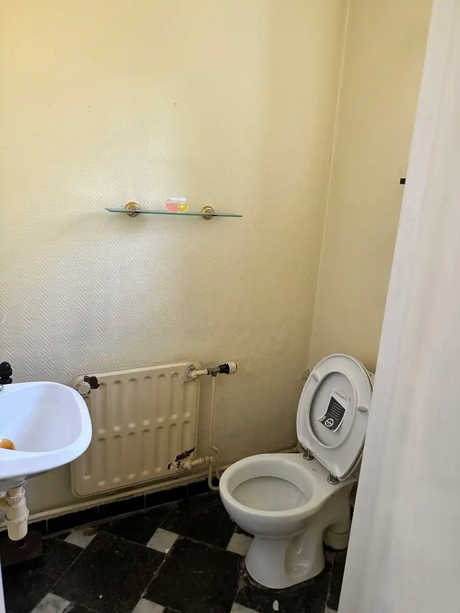 In de schaduw van de kerktoren bevindt zich deze mooie historische idyllische unieke pastorie.   foto 18