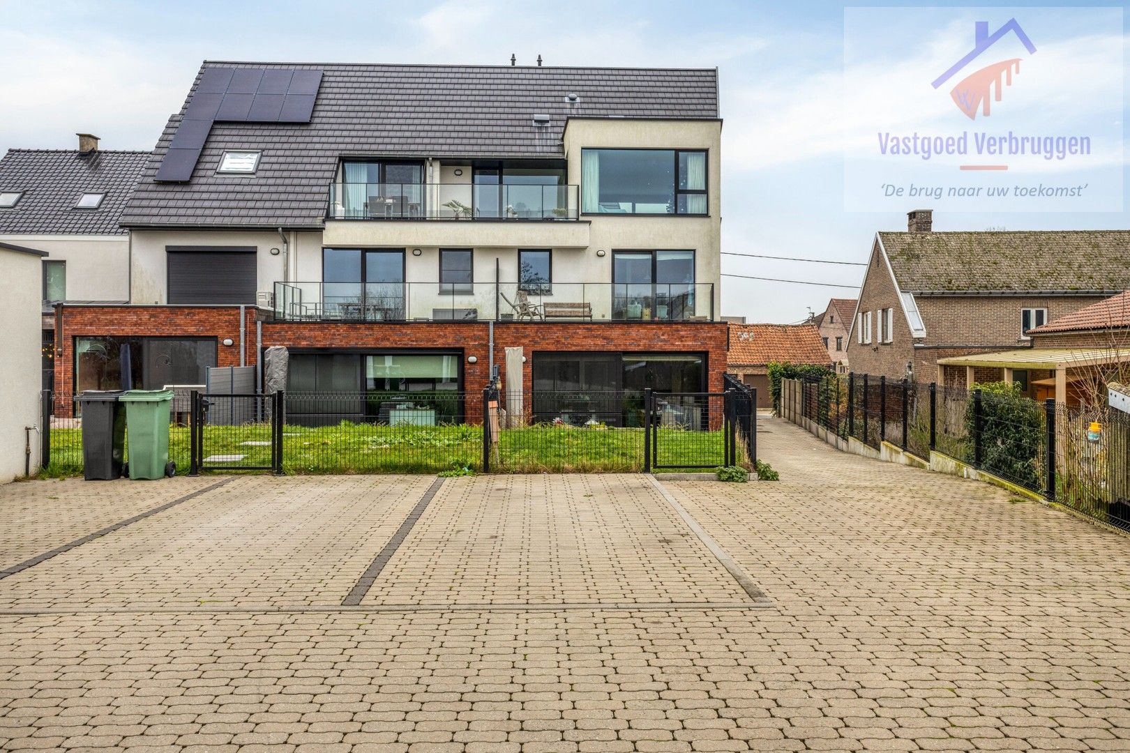 Recent gelijkvloers appartement met terras en tuin foto 17