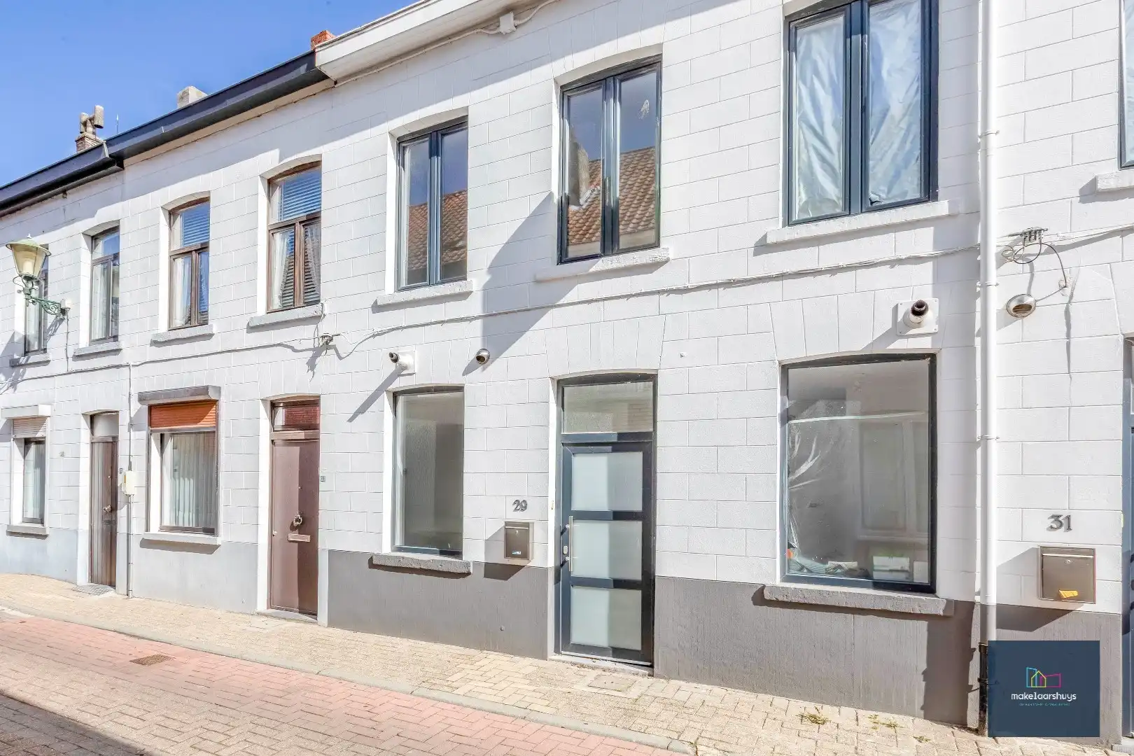 Instapklare gerenoveerde woning in rij met terras, tuin en garagebox foto {{pictureIndex}}
