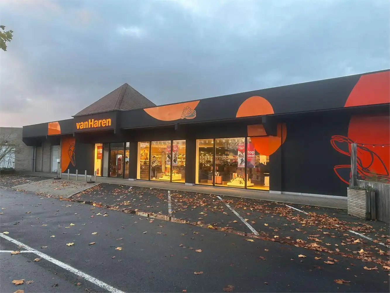 TOP GELEGEN COMMERCIEEL GEBOUW NABIJ ACTION, VAN HAAREN, ... foto 8