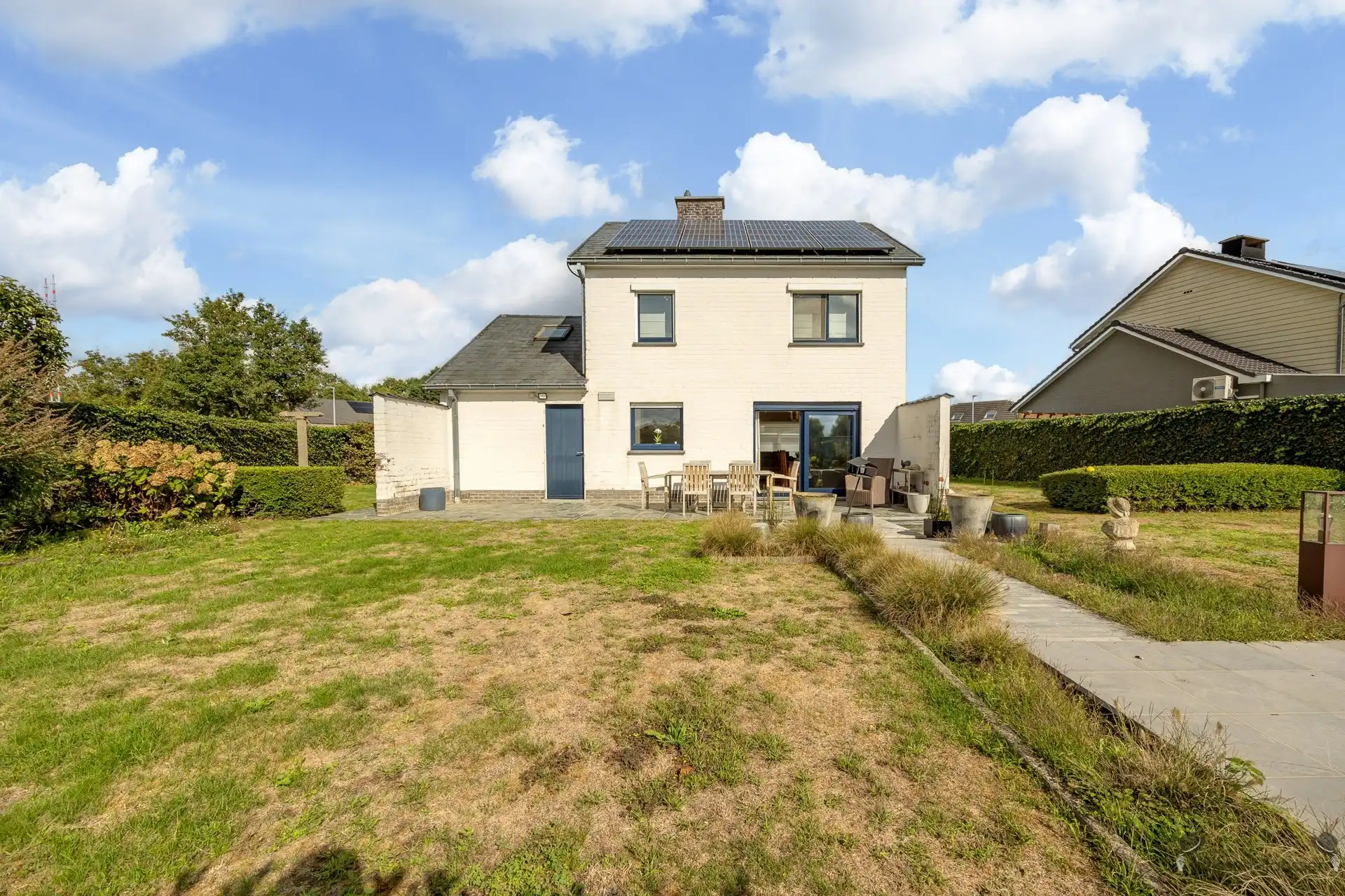 Open bebouwing met ruime tuin, 3 slpkmrs en garage foto 3