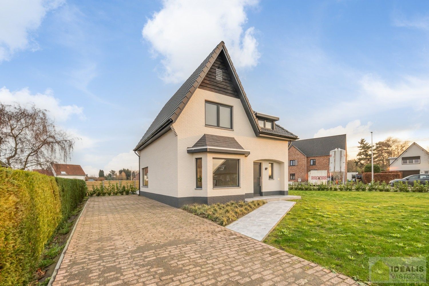 IDEALIS VASTGOED – Schitterend volledig vernieuwde woning met een heerlijke open leefruimte, luxe keuken, 3 ruime slaapkamers, een ruime luxueuze badkamer én een ruime wasplaats! Dit heerlijke huis bevindt zich op een volledig nieuw aangelegd perceel van 7a 88ca vlakbij het centrum van Hamont-Achel, op slechts enkele minuten van de Nederlandse grens - EEN MUST VISIT! - foto 3