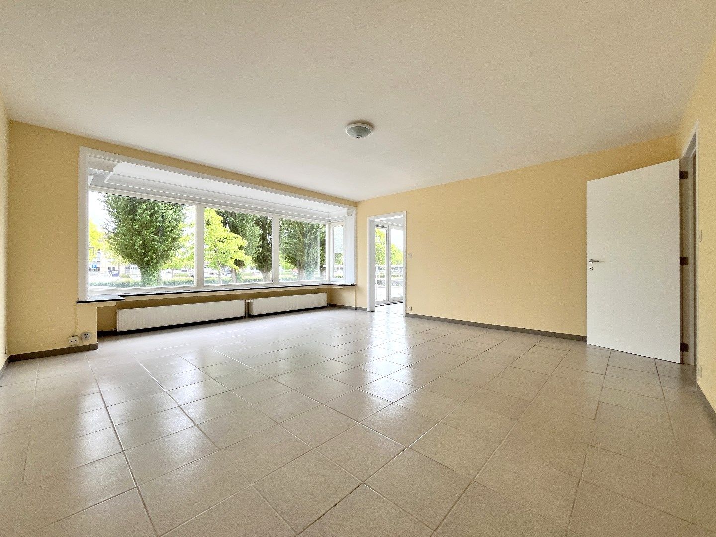 Lichtrijk 3-slpkr appartement met garage foto 2