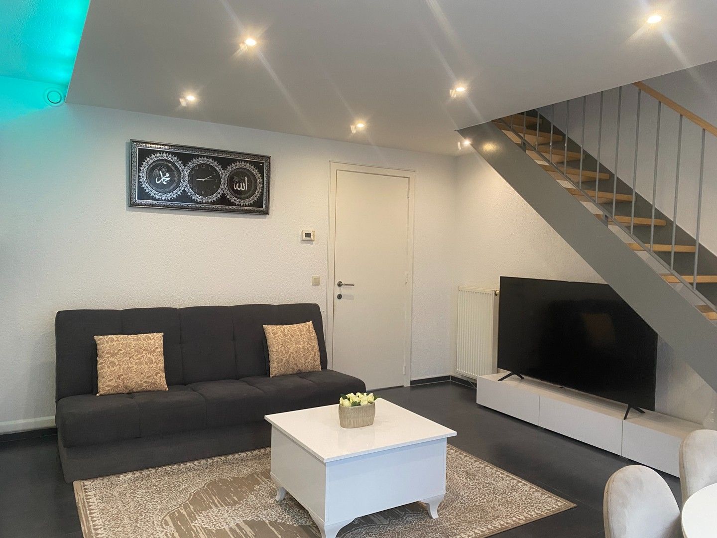 Moderne stadswoning met tuin in familiale en levendige buurt foto 5