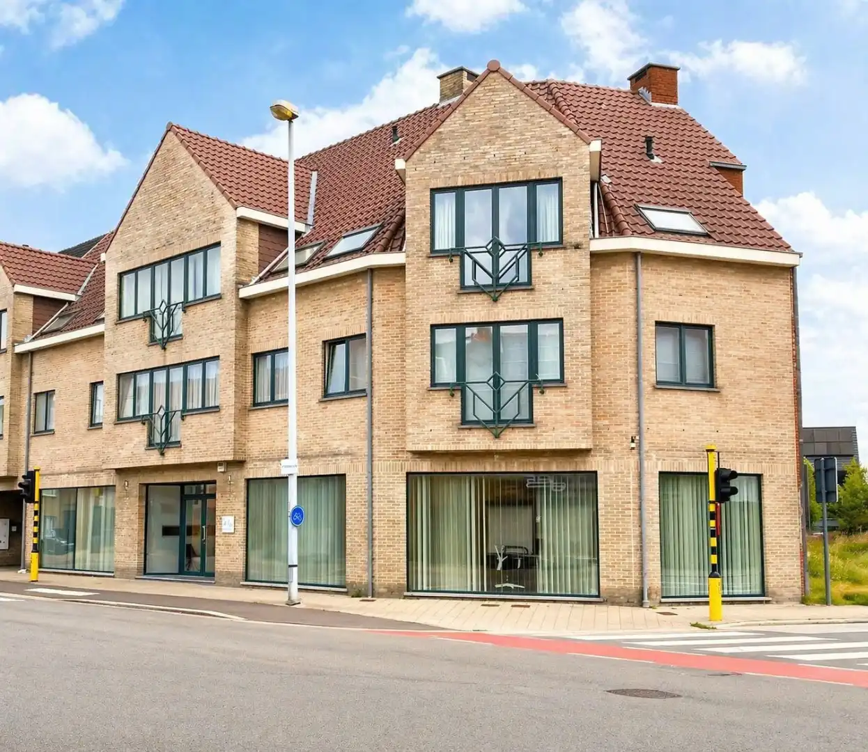 Appartement met garage op de tweede verdieping te Sint-Niklaas foto {{pictureIndex}}
