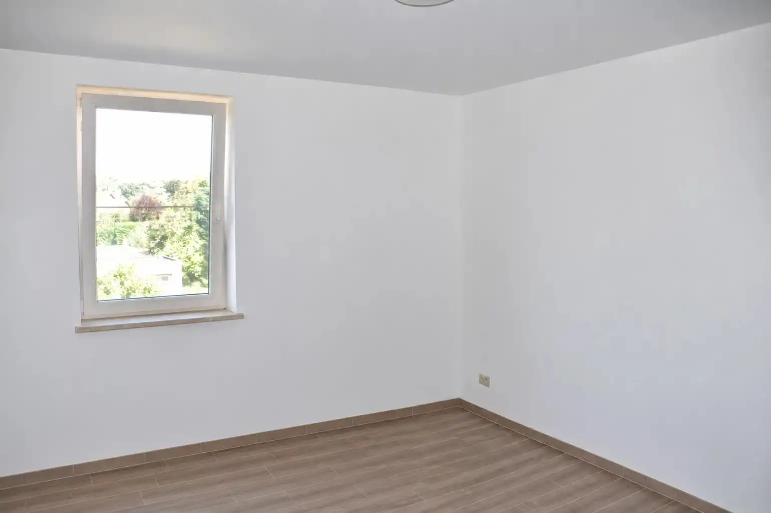 VERRASSEND RUIMEWONING MET 3 SLPK'S  MET ZONNEPANELEN OP CENTRALE LIGGING IN LUMMEN foto 15