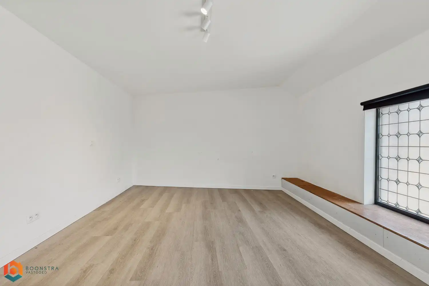 Grondig gerenoveerd handelsgelijkvloers met woonst en ruime parking foto 25