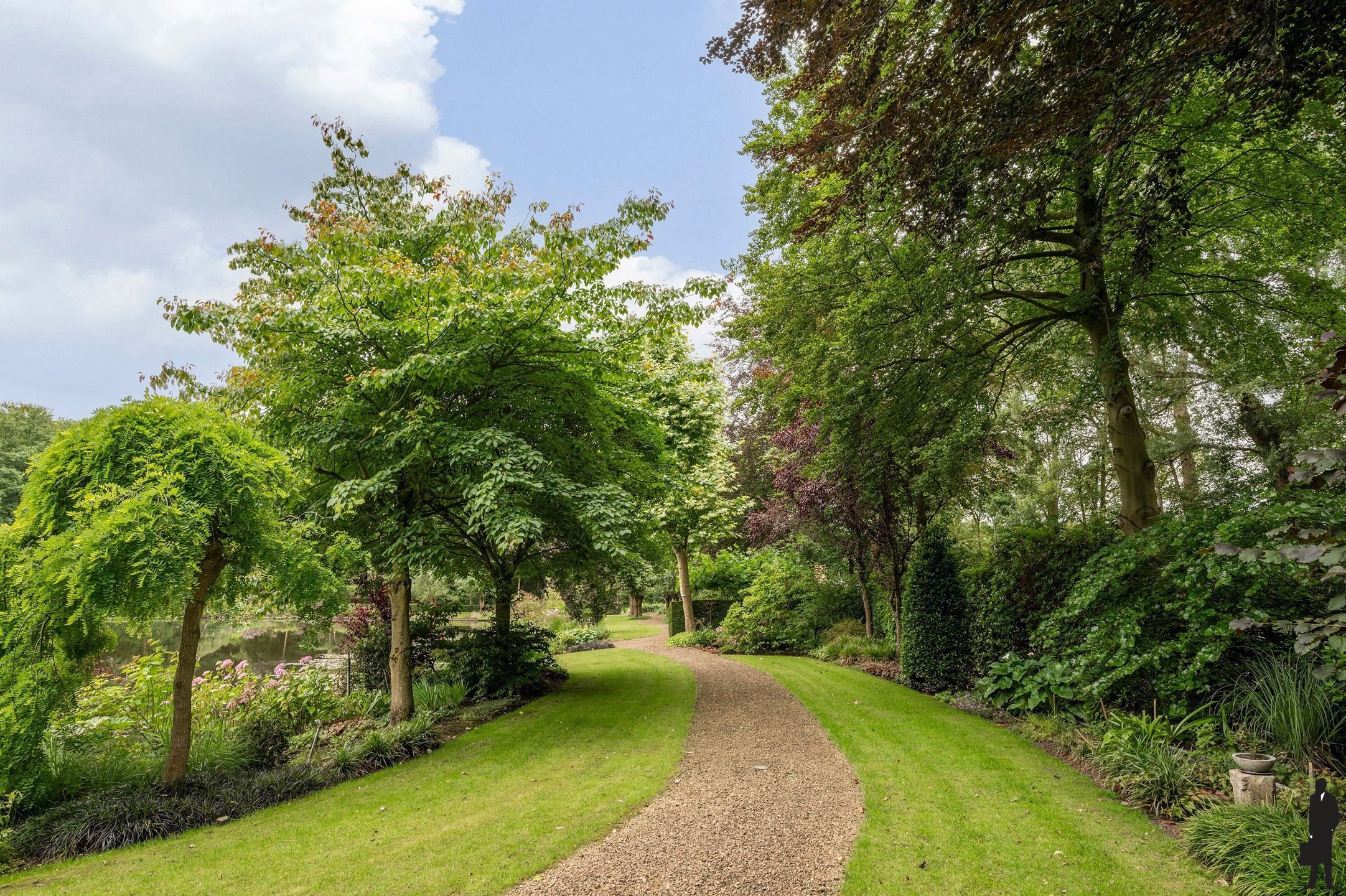 Unieke en zéér centraal gelegen villa op een parkdomein van ca. 9.847 m²! foto 42