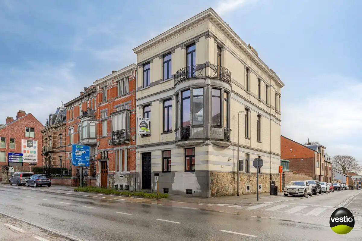 KARAKTERVOL VOLLEDIG GERENOVEERD STATIG HERENHUIS IN CENTRUM VAN TONGEREN. foto {{pictureIndex}}