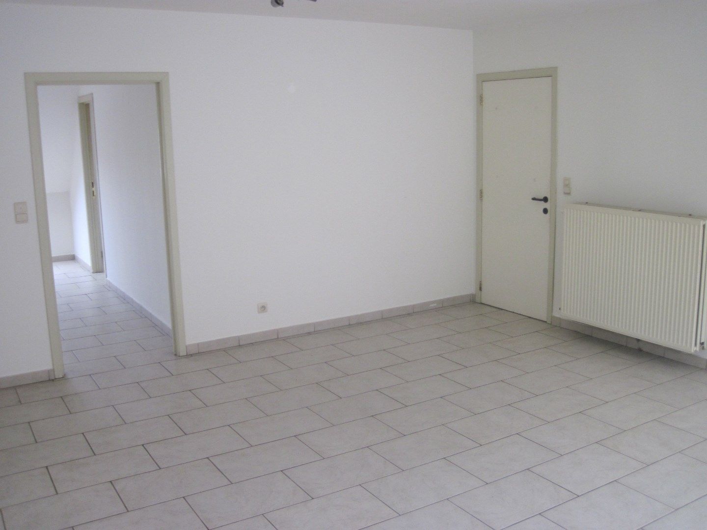 Bijzonder ruim appartement in hartje Kruishoutem. foto 4