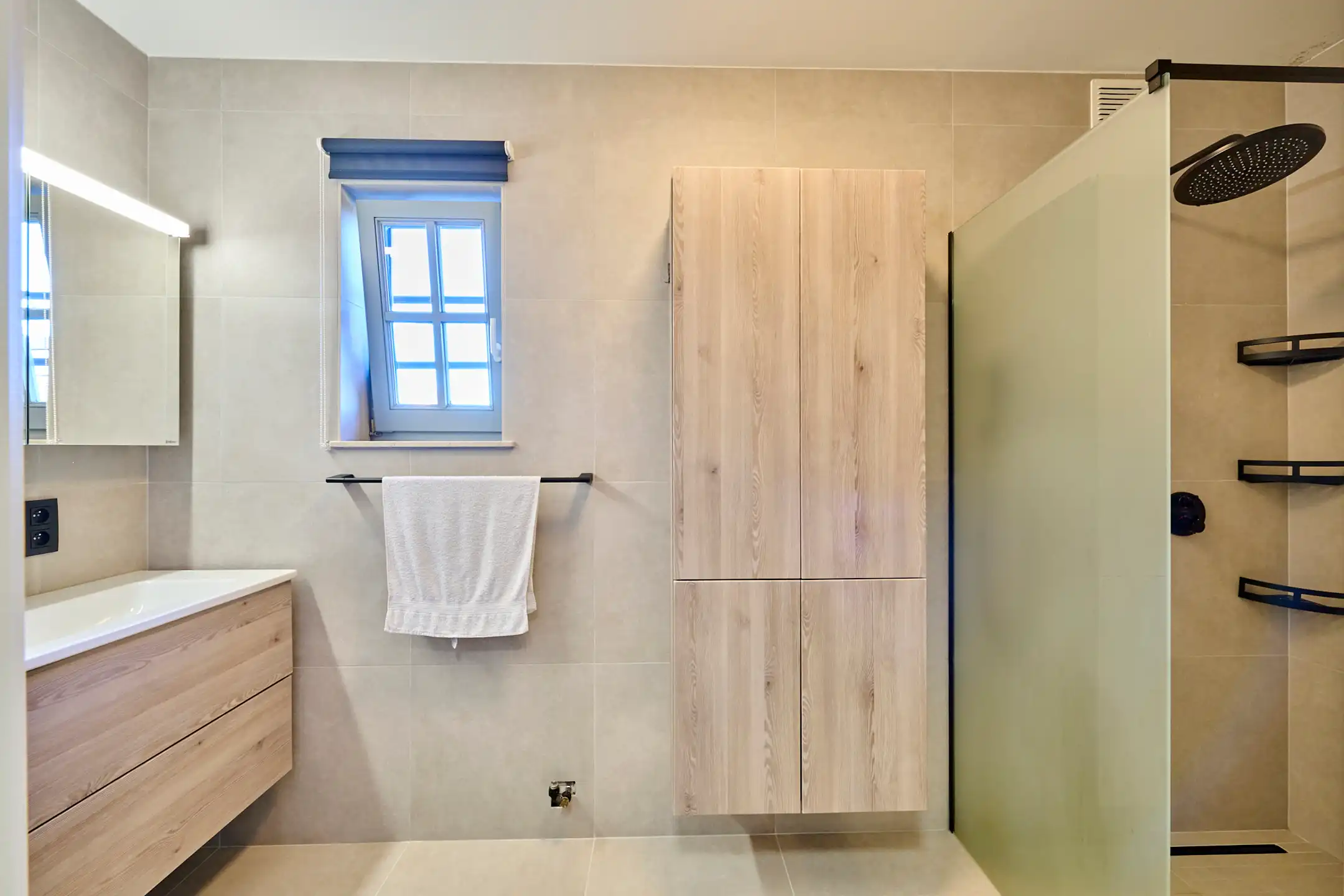 ZEER RUIME INSTAPKLARE WONING MET HOOGWAARDIGE AFWERKING foto 9