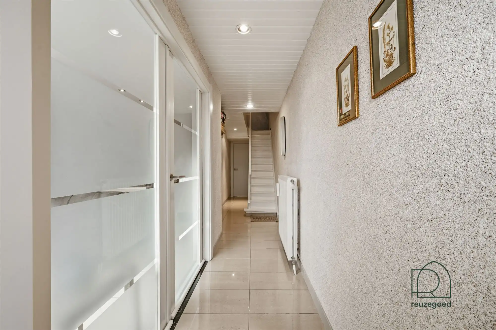 Charmante, verrassend ruime, op te frissen woning met 3 slaapkamers, garage en zonnig tuintje op fietsafstand van Mechelen centrum! foto 2