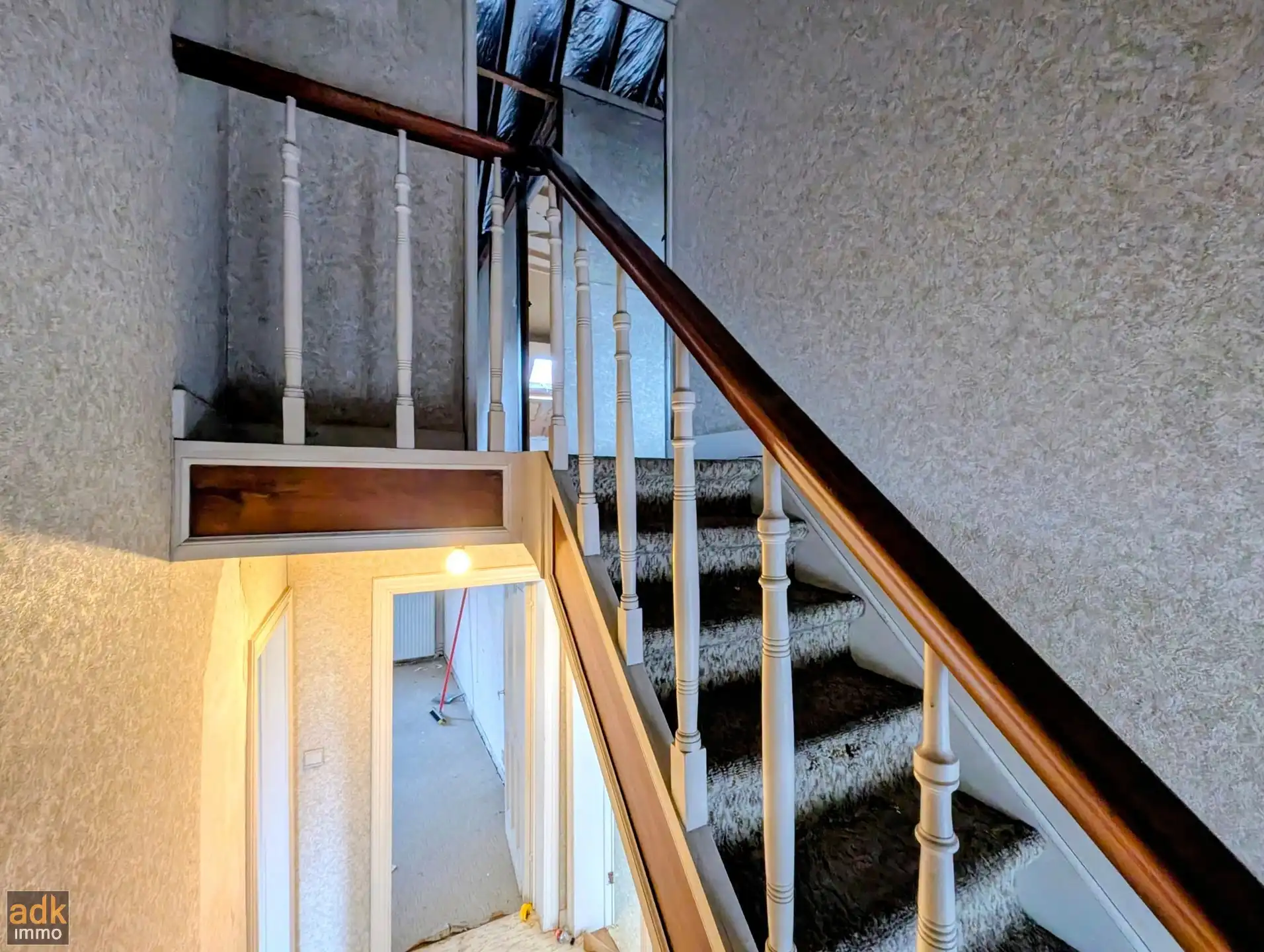 Ruime te renoveren woning met 4 slaapkamers, tuin en garage in Adinkerke te koop. foto 10