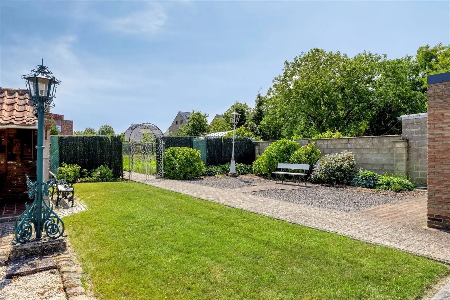 Vrijstaande woning met 4 slaapkamers, ruime tuin en garage op een riant perceel van 9a99ca, rustig gelegen nabij het centrum van Maaseik.  foto 26