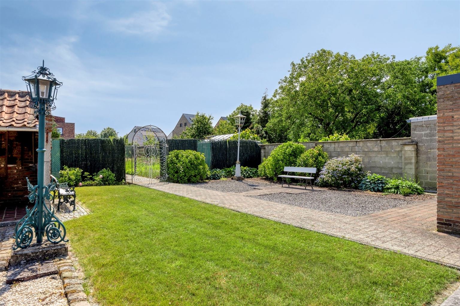 Vrijstaande woning met 4 slaapkamers, ruime tuin en garage op een riant perceel van 9a99ca, rustig gelegen nabij het centrum van Maaseik.  foto 26