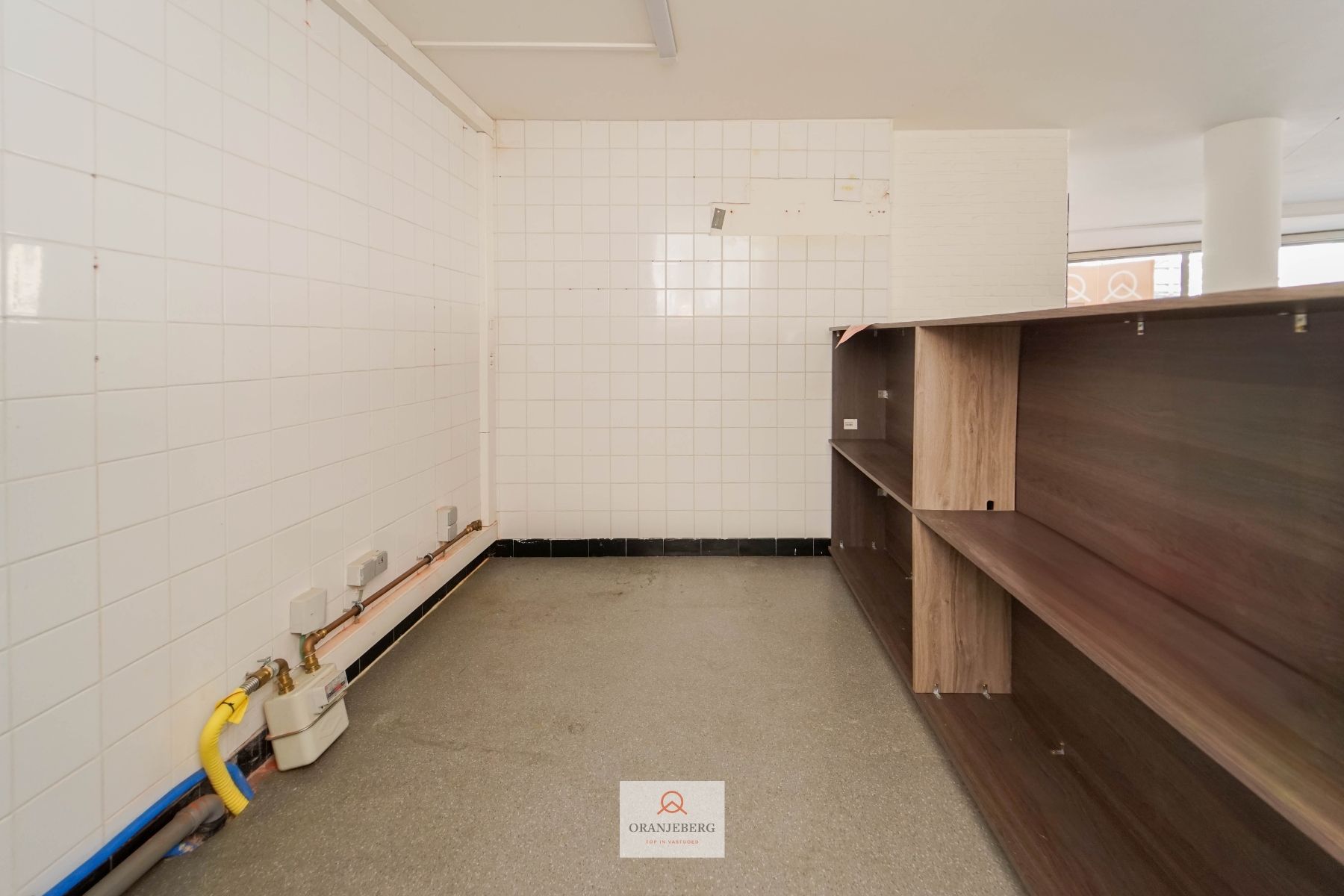 Gelijkvloers hoekpand te huur op commerciële ligging foto 12