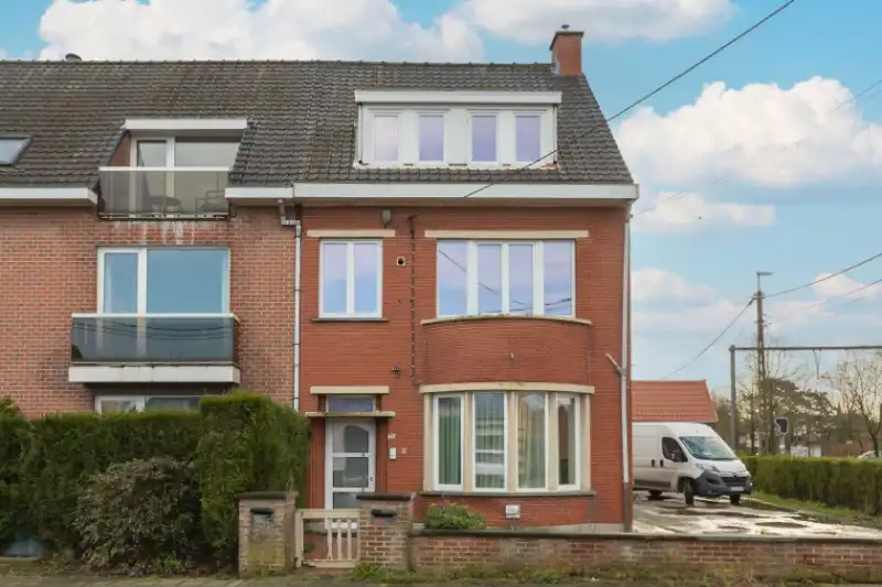 Roeselare. Opbrengsteigendom van 2 verhuurde appartementen en 1 aparte loods centraal tussen Rumbeke en Roeselare gelegen. Prijs bespreekbaar. foto {{pictureIndex}}