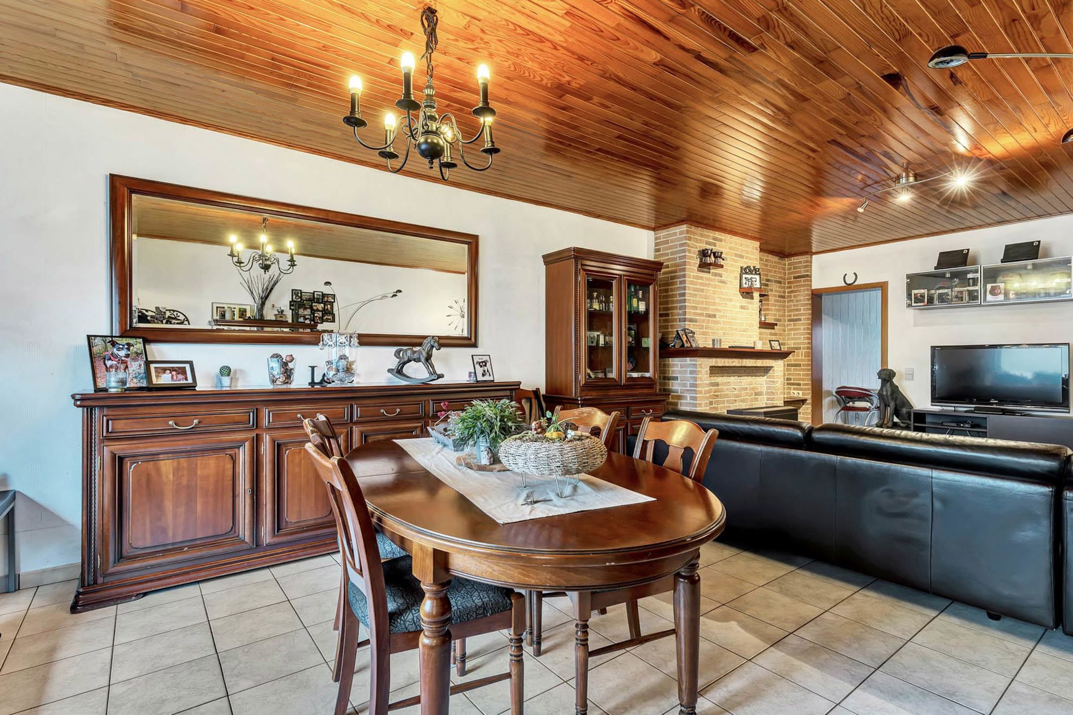 Gezellig op te frissen gesloten bebouwing met tuin foto 3